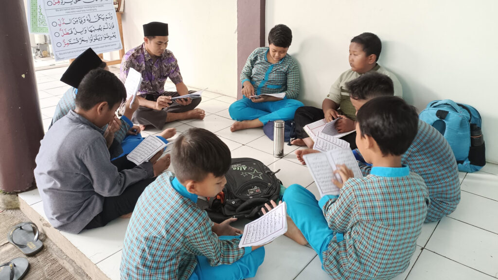 Pesantren adalah sebuah lembaga pendidikan yang berfokus pada pengajaran agama Islam. Pesantren telah berkembang menjadi pusat keilmuan Islam yang berkemajuan. Pesantren telah menjadi tempat di mana para ulama dan para santri dapat berbagi pengetahuan dan pengalaman